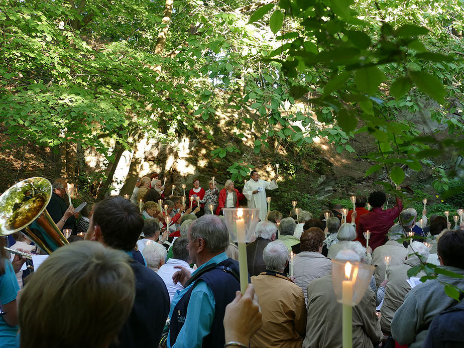 Maiandacht mit Krönung der Fatima-Madonna (Foto: Karl-Franz Thiede)